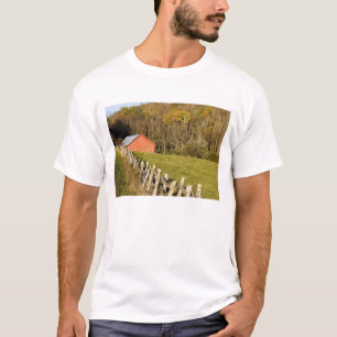 Camiseta Granero rojo y hilera de cercas a lo largo de la c