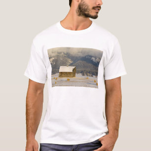 Camiseta Granero rústico y pacas de heno después de una nie