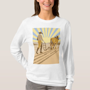 Camiseta Granjero y caballo arando campo amanecer retro