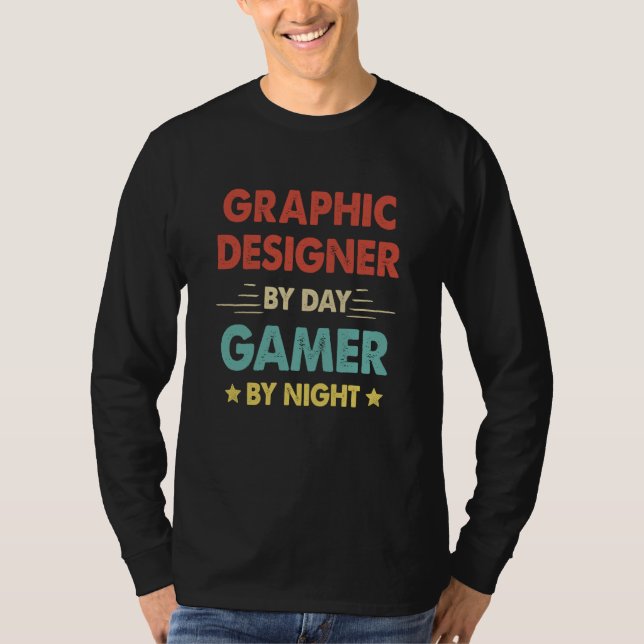 Camiseta Graphic Designer By Day Gamer By Night (Anverso)