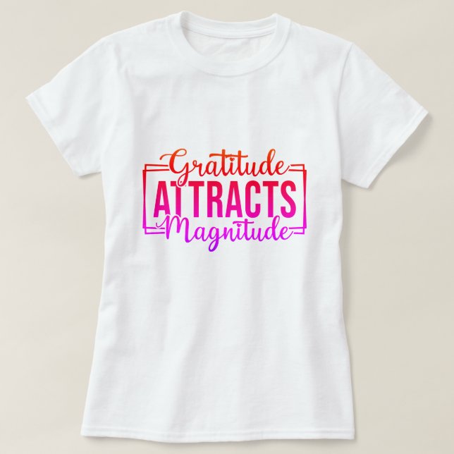Camiseta Gratitud Atrae Personalizado Motivador De Magnitud (Diseño del anverso)
