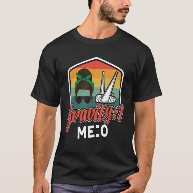 Camiseta Gravedad 1 Yo 0  Fractura de brazo 8 (Anverso)