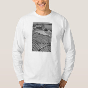 Camiseta Grayscale de las escaleras del embarcadero de la