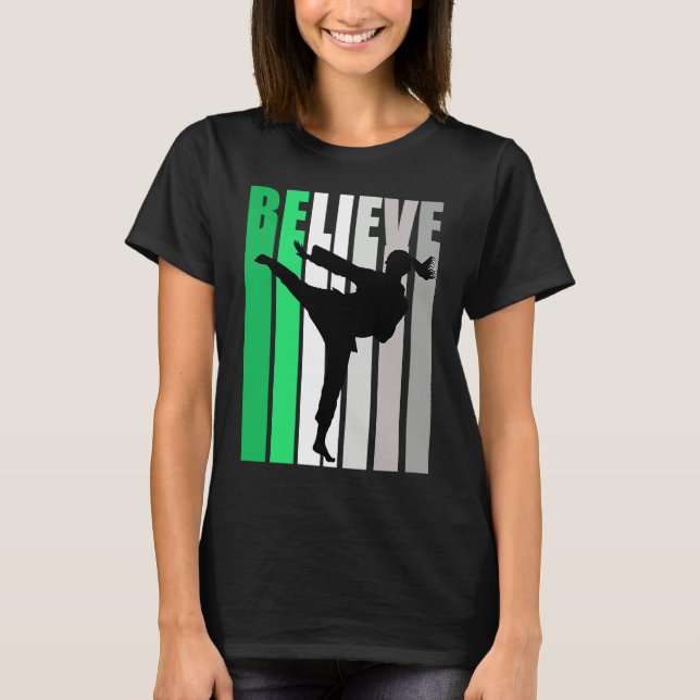 Camiseta Green Believe Motivating Girls Karate Retro Graphi (Anverso)