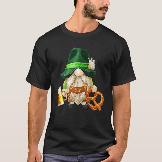 Camiseta Green Gnome Holding Irish Beer And Shamrock St Pat (Anverso)