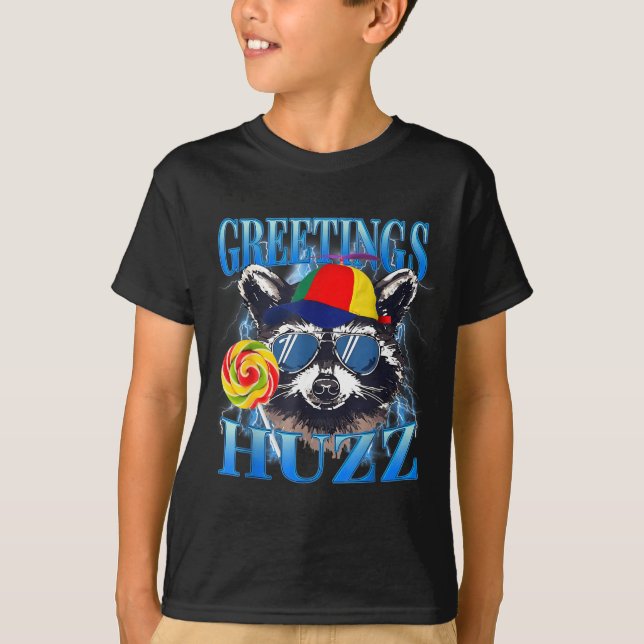 Camiseta Greetings Huzz Raccoon Meme Chaos Humor Vibes  (Anverso)