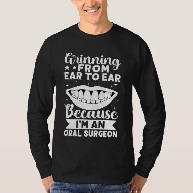 Camiseta Grinning From Ear To Ear Because I'm A Oral Surgeo (Anverso)