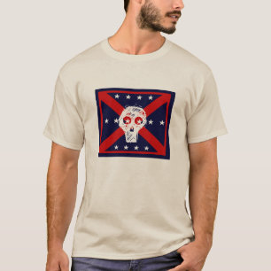 camiseta gris con bandera pirata de cráneo roja, b