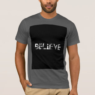 camiseta gris con título cree