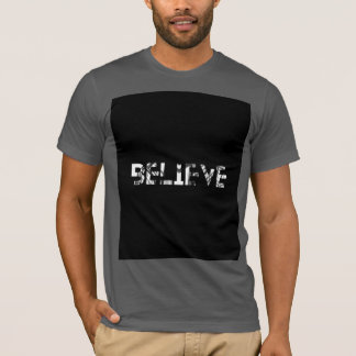 camiseta gris con título cree