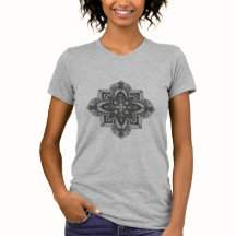Camiseta gris con un mandala geométrico gris y neg