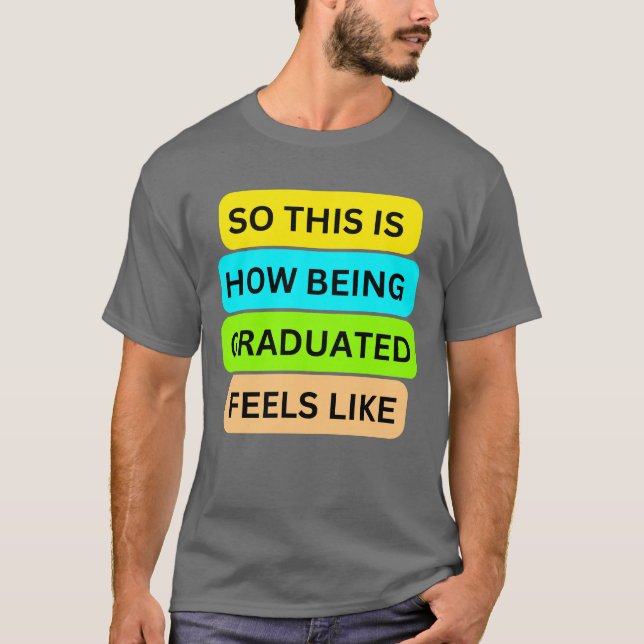 Camiseta gris oscuro SO_ESTA_ES_CÓMO_BEING_GRADUAT (Anverso)