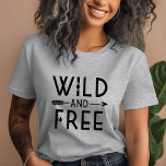 Camiseta Gris salvaje y libre<br><div class="desc">Abran un espíritu atrevido y aventurero con nuestra vestimenta y regalos personalizados que presentan una tipografía moderna en blanco y negro "Wild and Free", emparejada con un diseño elegante de flecha boho. Perfecto para los espíritus libres y para los amantes de los diseños modernos y minimalistas, estos objetos hacen una...</div>