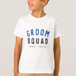 Camiseta Groom Squad | Moderno bachiller Groomsman estilo<br><div class="desc">La "Groom Squad", sencilla y elegante, cita camisetas de niños con tipografía moderna y minimalista en negro y azul marino en un estilo moderno y moderno. El lema, nombre y rol se puede personalizar fácilmente con los nombres de tu escuadrón de novios, por ejemplo, novio, mejor hombre, novio, padre del...</div>