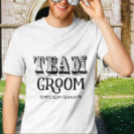 Camiseta Groomsman Team Groom Hand Letter Black Ink<br><div class="desc">El equipo Groomsman Groom Hand Lettered Black Ink Comfortable se ve bien en todas las camisetas.</div>