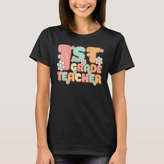 Camiseta Groovy 1st First Grade Teacher Back to School Firs (Anverso)