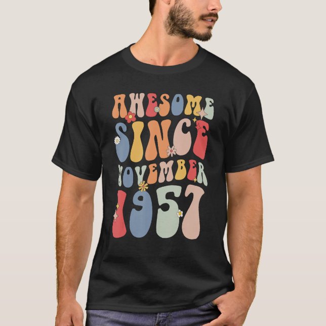 Camiseta Groovy Awesome Since November 1957 Retro  65th (Anverso)
