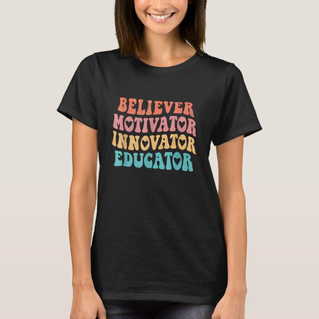 Camiseta Groovy Believer Motivator Innovator Educator Retro (Anverso)