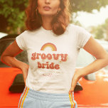 Camiseta Groovy Bride Name Retro Bachelorette Party de los<br><div class="desc">Celebra tu soltera con esta camiseta súper divertida,  que incluye tipografía groselva,  flores de margarita,  fecha personalizado,  ubicación y nombre elegante de caligrafía. Añade fácilmente tus propios detalles haciendo clic en la opción "personalizar".</div>