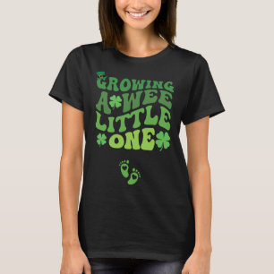 Camiseta Groovy Creciendo Un Pequeño Embarazo St Patri