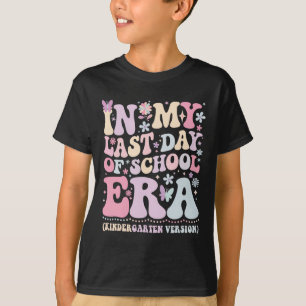 Camiseta Groovy En Mi Último Día De Época Escolar Jardín De