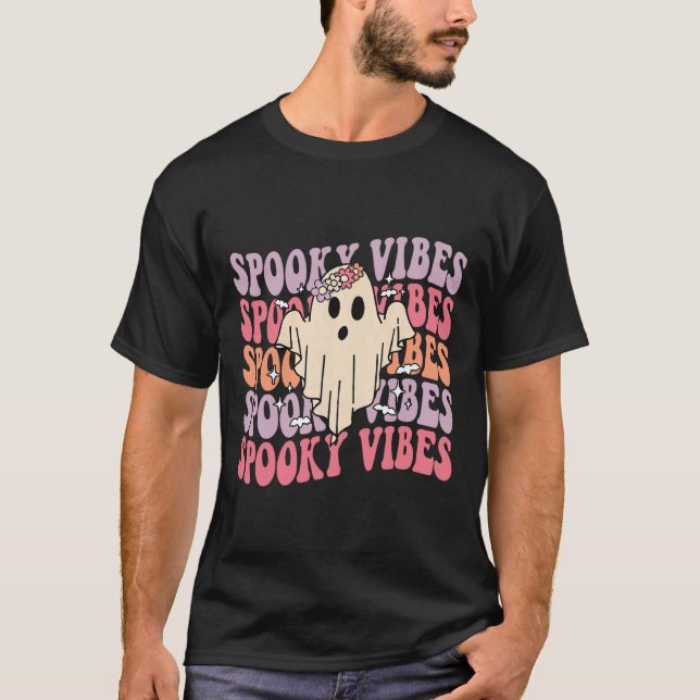 Camiseta Groovy Halloween Spooky Vibes Retro Fantasma Flora (Anverso)