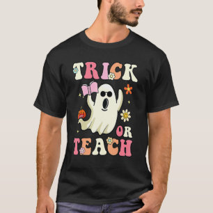 Camiseta Groovy Halloween Trick O Teach Retro Floral Ghost