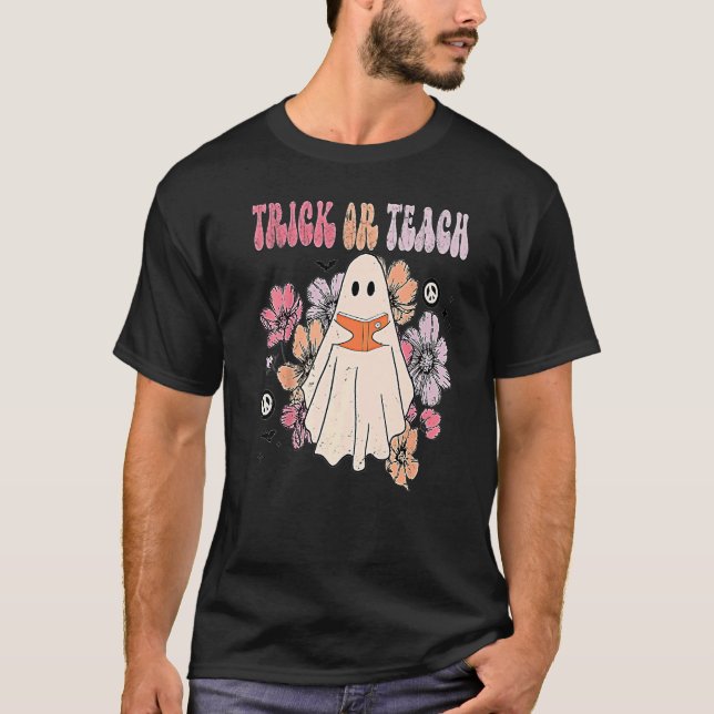 Camiseta Groovy Halloween Trick o Teach Retro Floral Ghost (Anverso)