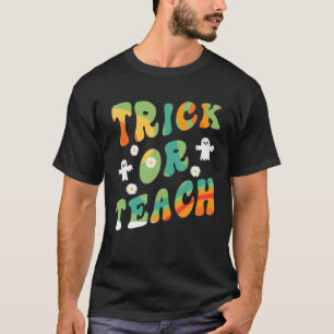 Camiseta Groovy Halloween Trick O Teach Retro Floral Ghost