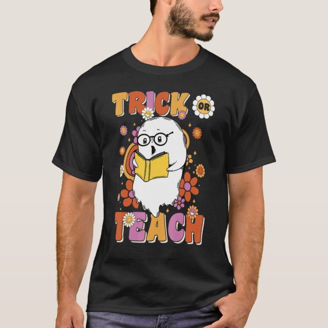 Camiseta Groovy Halloween Trick o Teach Retro Floral Ghost (Anverso)