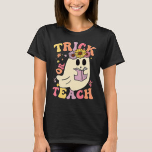 Camiseta Groovy Halloween Trick O Teach Retro Floral Ghost