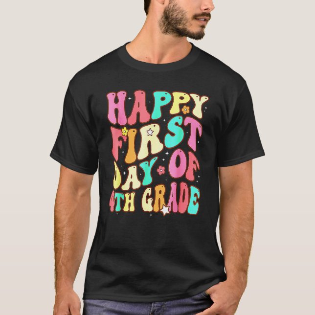 Camiseta Groovy Happy First Day Of 4th Grade Welcome Back T (Anverso)