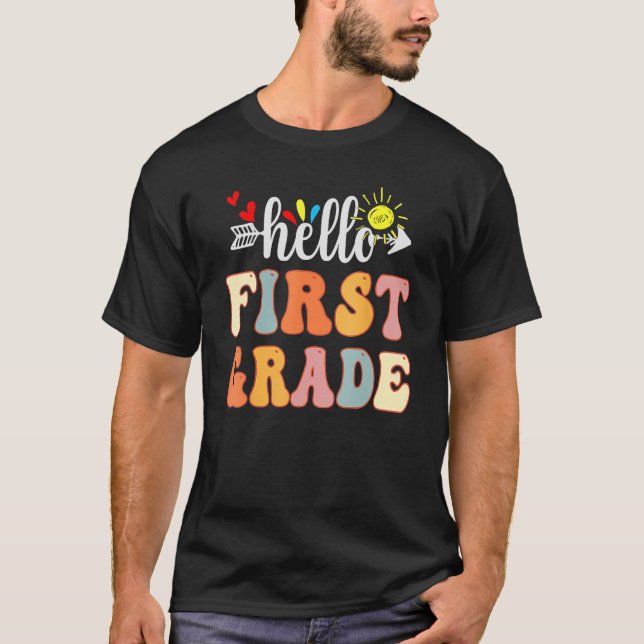 Camiseta Groovy Hello 1º Grado De Vuelta Al Profesor De La  (Anverso)
