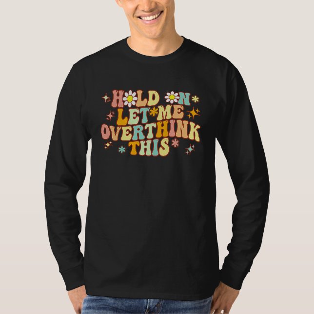 Camiseta Groovy Hold on Let Me Overthink This  Mom Overthin (Anverso)