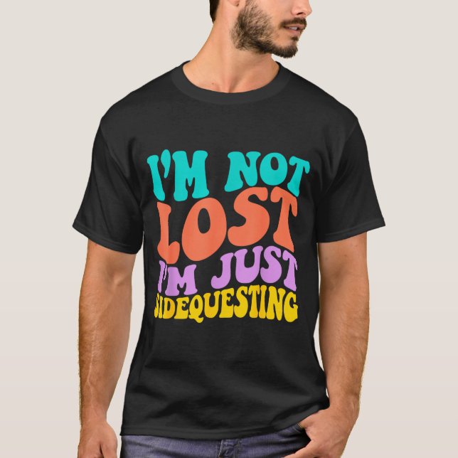 Camiseta Groovy I’m Not Lost, I’m Just Sidequesting – Funny (Anverso)