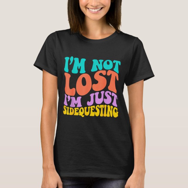 Camiseta Groovy I’m Not Lost, I’m Just Sidequesting – Funny (Anverso)