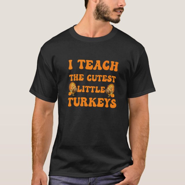Camiseta Groovy I Teach The Cutest Little Turkeys School Th (Anverso)