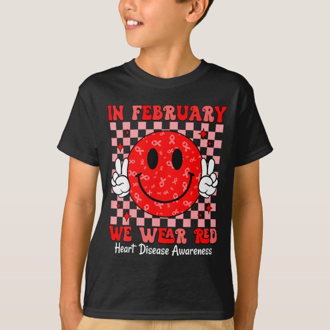 Camiseta Groovy In February We Wear Red For Heart Disease A (Anverso)