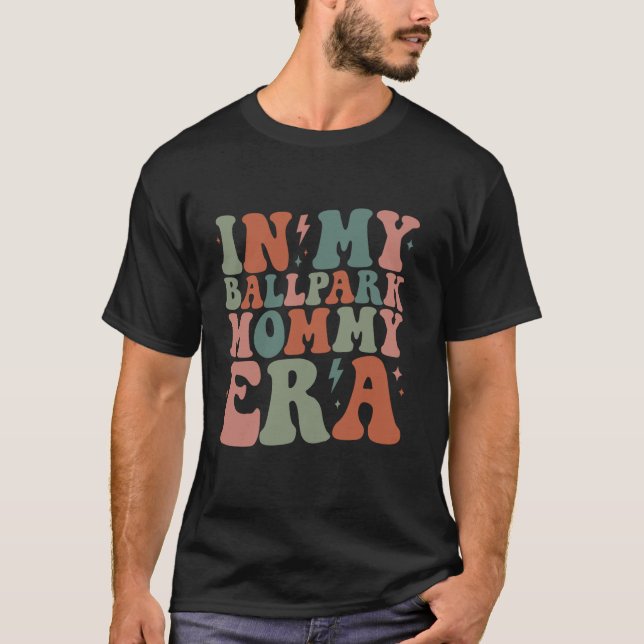 Camiseta Groovy In My Ballpark Mommy Era Béisbol Mummy Ret (Anverso)
