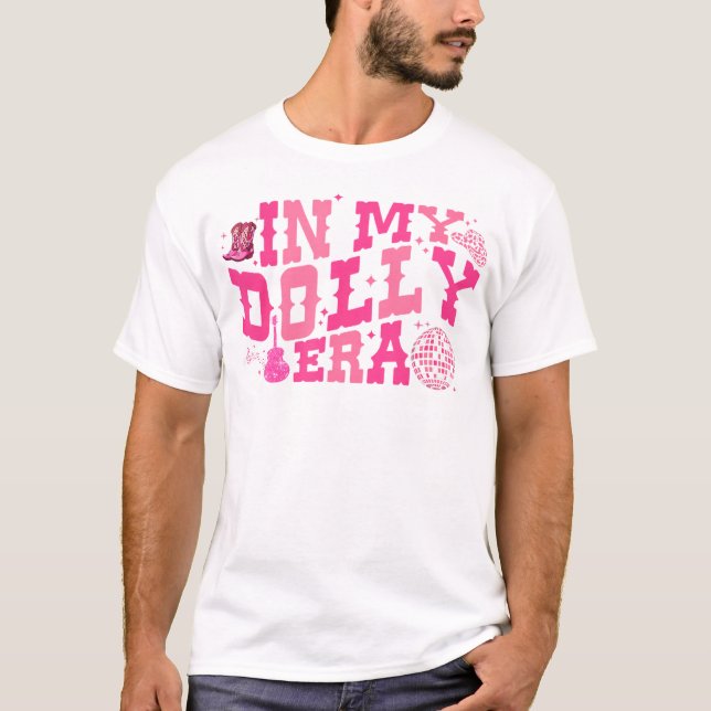 Camiseta Groovy In My Dolly Era Dolly Nombre Pink Cowgi (Anverso)