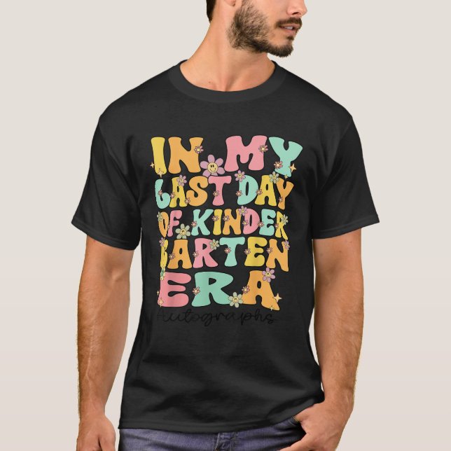 Camiseta Groovy In My Last Day Of Kindergarten Autograph Er (Anverso)