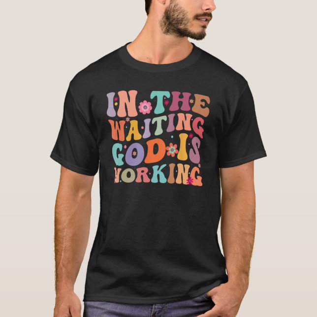 Camiseta Groovy In The Waiting God is Working Motivational (Anverso)