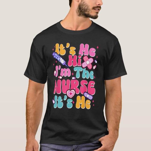 Camiseta Groovy Its Me Hi Im The Nurse Its Me Mens Womens (Anverso)