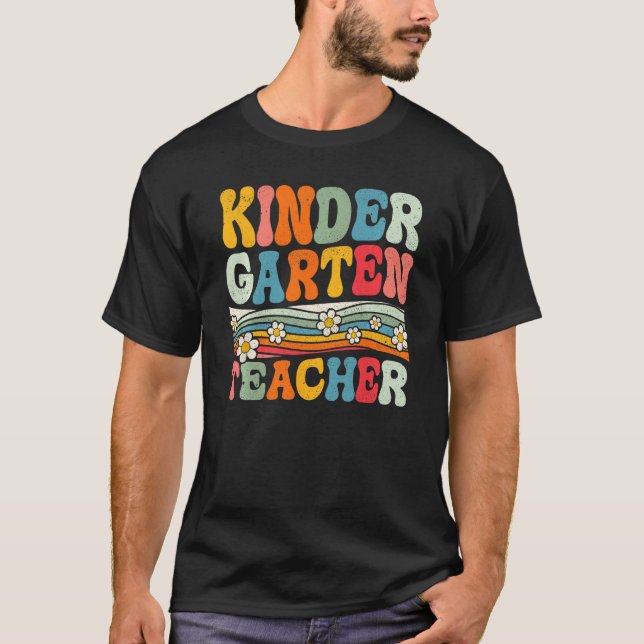Camiseta Groovy Kindergarten Teacher First Day Of Back To S (Anverso)