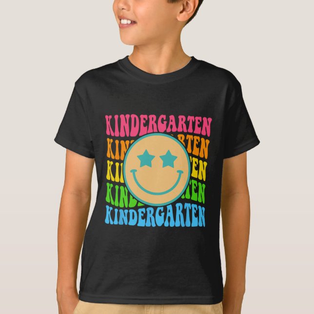Camiseta Groovy Kindergarten Vibes enfrenta a profesores re (Anverso)