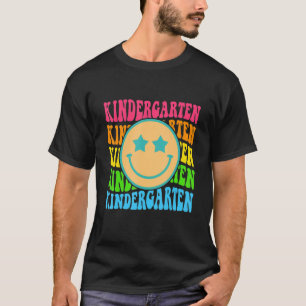 Camiseta Groovy Kindergarten Vibes Face Retro Teachers Back