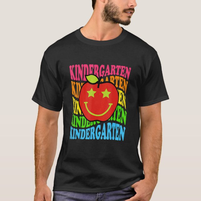 Camiseta Groovy Kindergarten Vibes Retro Enfrenta A Los Mae (Anverso)