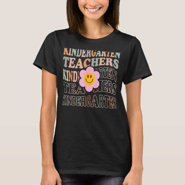 Camiseta Groovy Kindergarten Vibes Retro Face Teachers Back (Anverso)