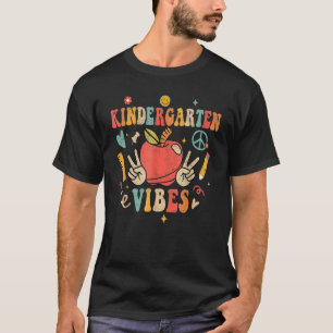 Camiseta Groovy Kindergarten Vibes retrocede al té escolar