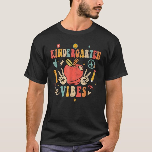Camiseta Groovy Kindergarten Vibes retrocede al té escolar (Anverso)